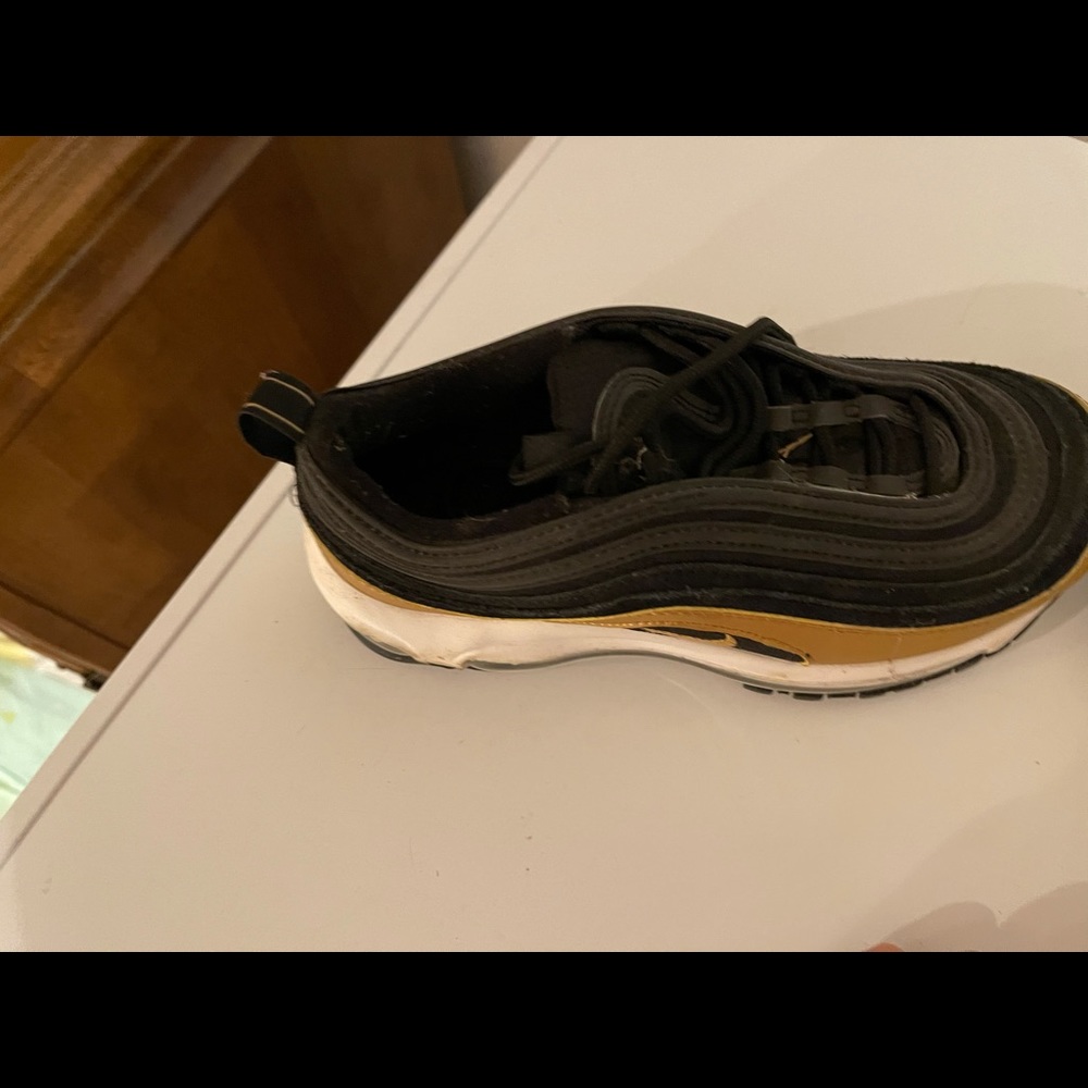 Nike air maxes.